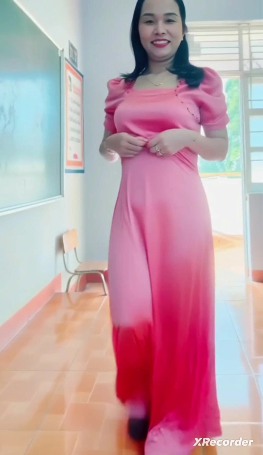 Cô giáo khoe ngực cho mình bú (Ai)