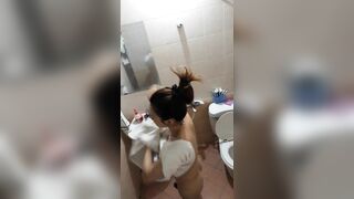 Chi gái tắm rưa lồn kĩ quá