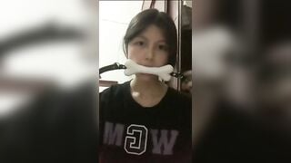 Bàn chải đamhs răng dính đầy nước lồn