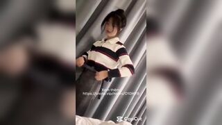 Tuổi ăn học mà đã làm gái kiếm tiền rồi vậy bé