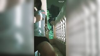 Trời oi nóng vợ chồng đưa ra nhau ban công public cho nó mát