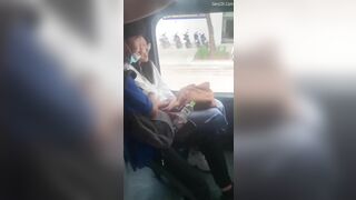 Mò Vú Người Yêu Trên Xe Buýt Công Cộng Bị Quay Lại