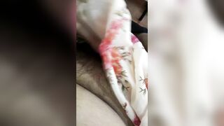 Tự sướng với váy của mẹ