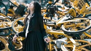 Sang nhà bạn thân chơi mà nó không mặc áo ngực thì ...