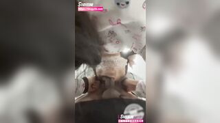 Mẹ đưa con gái cho chủ nợ địt để trả nợ