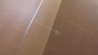 Lén đụ nhau trong nhà vệ sinh công cộng suýt bị phát hiện