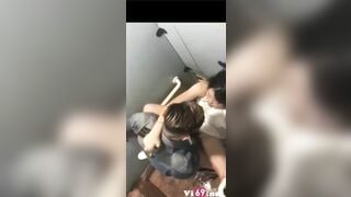 E gái say vào wc bị hiếp dâm tập thể trong WC siêu nứng