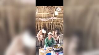 2 e gái cafe chòi khoả thân khiêu gợi bác bán vé số siêu nứng lồn