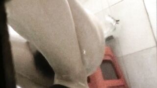 Chị gái rữa bím kĩ quá