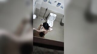 Cặp đôi chich nhau trong toliet