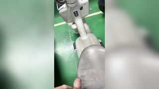 Đái lên xe đạp điện của người lạ tại nhà xe