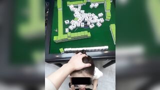 Chơi mạt chược thua nên phải bú cu cho bạn thân