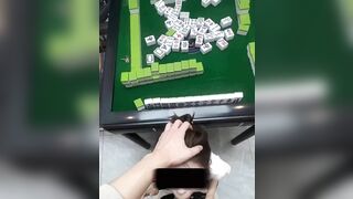 Chơi mạt chược thua nên phải bú cu cho bạn thân