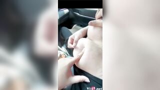 Lén bóp vú con bạn thân khi nó ngủ quên trên xe siêu nứng