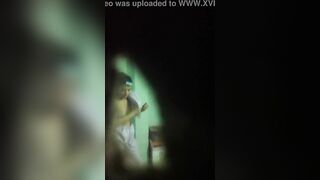 Em hàng xóm gần nhà tắm 3