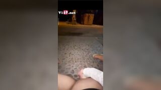 E gái thủ dâm ở trước cửa nhà người ta bắn nước bị hàng xóm phát hiện 2