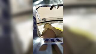 Quay lén váy em nhân viên siêu thị