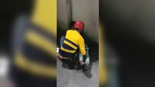 Clip Sex Tài Xế Bee Hiếp Dâm Em Gái Ăn Xin Bú Cặc Mình Trong Hẻm
