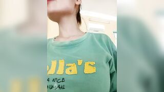 Cô giáo mầm non show hàng 8