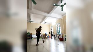 Cô giáo mầm non show hàng 9