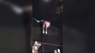 Độc lạ đụ gái ngoài trời bị mọi người video