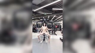 Cho bạn gái đi tập với PT ...