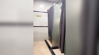 Lén rình gái tắm ở phòng gym