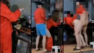 Vợ đang nấu mỳ tôm mà cũng không yên với ông chồng nứng cặc