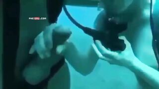 Chịch nhau trên bờ chán giờ xuống biển chịch nhau tìm cảm giác mới lạ