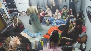 Clip Bí Mật Bên Trong Phòng Thay Đồ Tay Vịn Quán Karaoke