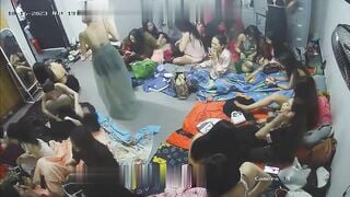 Clip Bí Mật Bên Trong Phòng Thay Đồ Tay Vịn Quán Karaoke