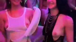 2 Em Show Hàng Ở Ngay Quán Bar