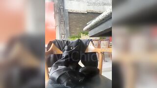 nami11 public tại thư viện, vừa đọc sách vừa show hàng cho fans thèm chơi