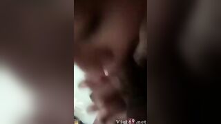 Vừa check hàng vừa tâm sự với em