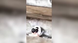 Cứ ra chơi là lại lén lút ra sau lớp học bú nhau