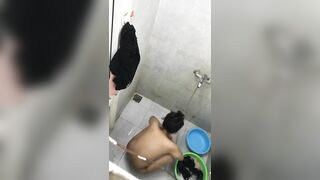 Em Sinh viên tắm