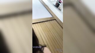 E học sinh lén vào Wc móc lồn xong đái mà mẹ cứ gọi ra ăn cơm
