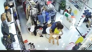 Chị gái bị biến thái cầm dao đe doạ cưỡng hiếp trong shop quần áo