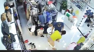 Chị gái bị biến thái cầm dao đe doạ cưỡng hiếp trong shop quần áo