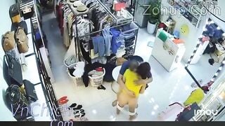 Chị gái bị biến thái cầm dao đe doạ cưỡng hiếp trong shop quần áo