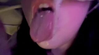 bé nếm thử vị ngọt ngào của "bé cưng" mới!
