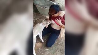 Nuôi thú bằng sữa người