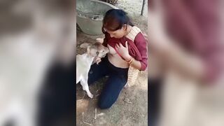 Nuôi thú bằng sữa người