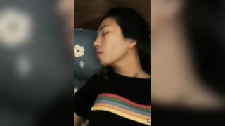 Lén đút chim vào lồn cô bạn thân ngủ say lm cô tình thế là bị bme biết