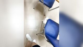 Khi lớp học ko có ai, e học sinh lén thủ dâm bắn nước rên trong phòng giảng dậy
