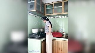 Gái quê đó dâm lắm, bố thì ở ngoài nch lấy ck, con thì thủ dâm sau lưng bố