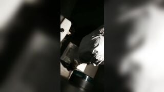 Quay lén e học sinh đi đái xem sex lén móc lồn luôn trong wc