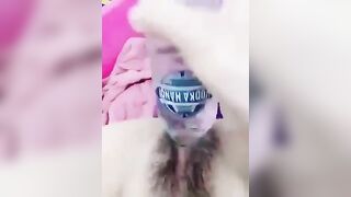 Em Gái ở nhà một mình nứng lồn quá thủ dâm với chai nước cho sướng lồn