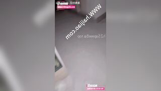 Hai anh em trốn ba mẹ vô nhà kho địt vội