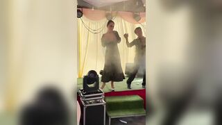 Đám cưới Miền Tây, Khoả thân nhảy khiêu dâm cho khách sờ lồn